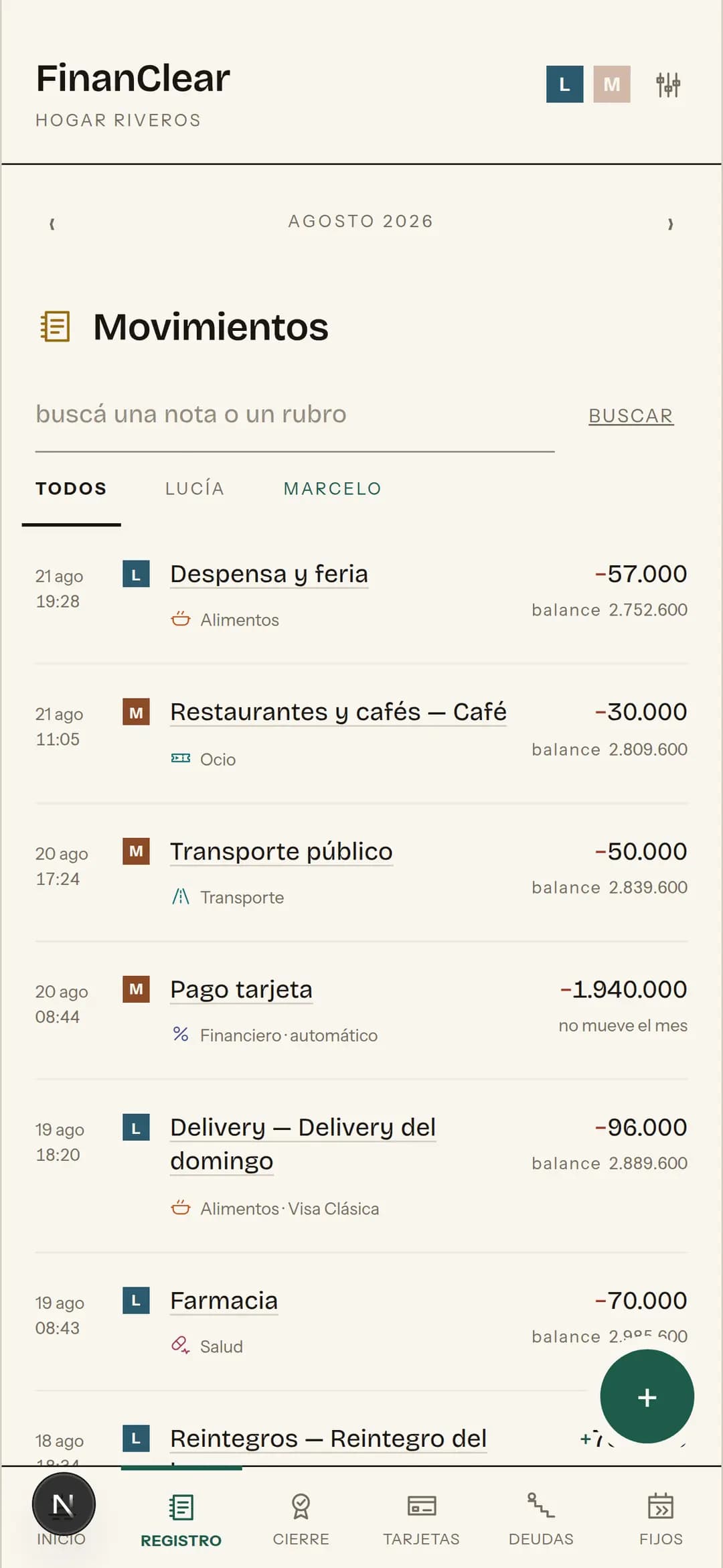 La pantalla de Registro: la lista de movimientos del mes, con la persona y la hora de cada uno.